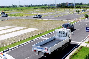 嚴格管理駕照考核工作。圖為某一汽車駕訓場地。