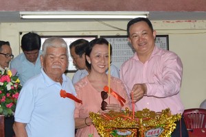 鍾家尊副理事長(右一)移 交一本萬利聖燈給福主四齊。