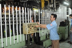 電光燈泡股份公司的燈泡生產線一瞥。