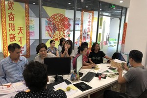 眾多家長陪同子女前往 ManEdu 國際華語學校報名就讀。