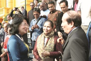 國家副主席鄧氏玉盛（前左）接見前來出席第四屆越南文學推介國際會議暨第三屆國際詩歌聯合會的代表團。（圖源：越通社）