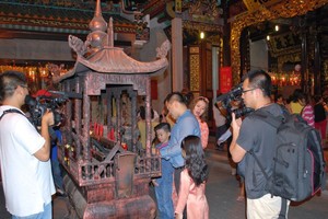 中國廣東廣播電視台拍攝組拍攝堤岸華人元宵參拜寺廟。