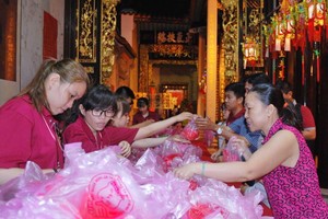 眾多善信到借富廟借富。