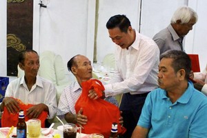 謝平國理事長(左三)向宗長們敬送禮物。