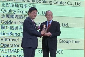 華人企業家徐貴成（右）榮獲台灣觀光部門頒發的“台灣觀光貢獻獎”。