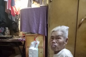 阮文明摔倒後無法行動。