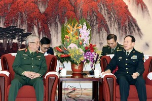 國防部副部長阮志詠上將(左)19日已禮節性拜訪中國中央軍委委員、國務委員、國防部部長魏鳳和上將。（圖源：越通社）