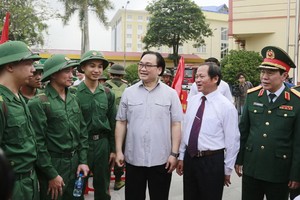 河內市委書記黃忠海勉勵新兵。（圖源：清海）