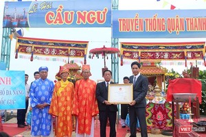 “峴港市求魚盛會”獲列入國家非物質文化遺產名錄證書頒授儀式。（圖源：viettimes）