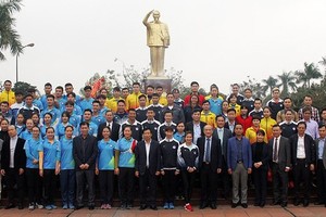 阮玉善部長與全體運動員、教練合影。（圖源：互聯網）