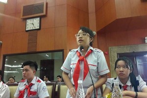 第六郡阮文良學校武玉水仙學生向市領導建議減輕老師們的壓力。（圖源：淮南）