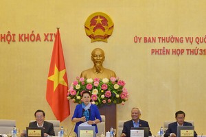 國會主席阮氏金銀（左二）在會議上致開幕詞。（圖源：Quochoi.vn）
