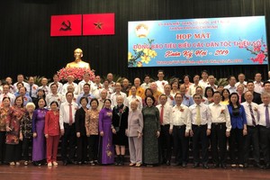 市領導與各民族模範代表合影。