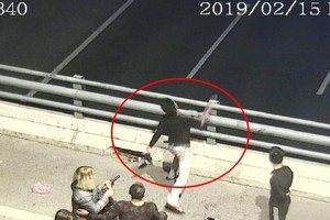 上述青年的全部違法行徑已被高速公路高架橋的安寧監控系統拍下。（圖源：視頻截圖）