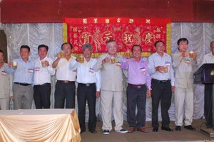 當晚，在新春的氣氛中，潮群古樂業團委員會一起上台向與會者敬酒。