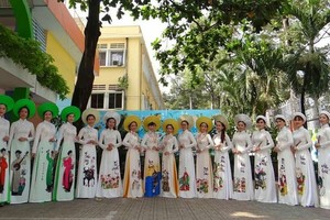 第五郡越華婦女參加長衫比賽。