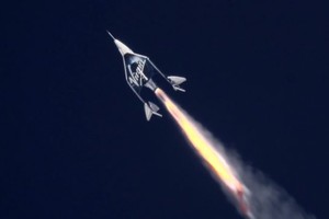 22日，維珍銀河公司(Virgin Galactic)宇宙飛船飛上了海拔89.9公里的太空邊際，這也是該飛船除了2名飛行員外，首次載乘客進行測試，向次軌道太空旅行的目標更近一步。（圖源：互聯網）