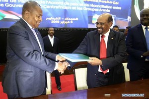 蘇丹總統巴希爾（右）任命穆罕默德·塔希爾·艾拉為聯邦政府總理。（圖源：新華社）