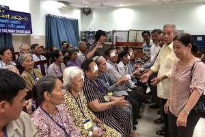 培德精舍各副會長親自到來給已做手術的貧困視障者派發眼鏡、藥品。