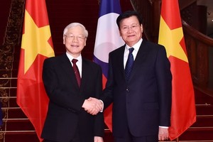 總書記、國家主席阮富仲(左)會見老撾總理通倫‧西蘇里。（圖源：越通社）