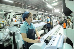 蔡俊公司的紡織生產線一瞥。