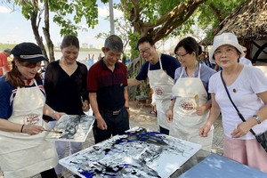 優秀藝人李克柔畫家(左三)與畫家們交流。