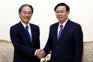 政府副總理王廷惠（右）接見日本AEON財政勞務公司(AFS) 董事長鈴木正樹。（圖源：VOV）