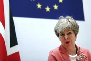 英國首相特蕾莎‧梅表示，若脫歐協議草案遲遲不得通過，她將於3月發起表決，讓議會議員決定是否無協議脫歐，或是延遲脫歐。（圖源：AP）