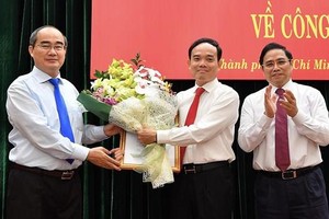 市委書記阮善仁送花祝賀陳留光同志。（圖源：越勇）