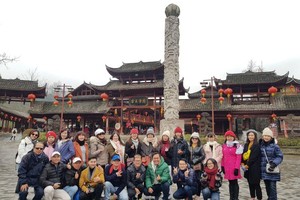 旅遊業者與媒體考察團在景點合影。