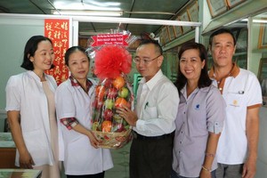 第六郡東醫會副主席林麗水(左二)接受本報的賀禮。