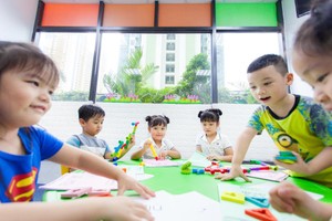 小朋友通過遊戲學習華語。