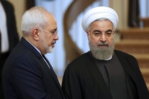 伊朗總統魯哈尼（右）與外長扎里夫（左）。（圖源：AP）