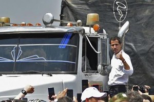 委內瑞拉臨時總統瓜伊多參觀運送救援物資車隊。（圖源：路透社）