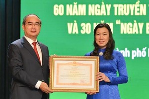 市委書記阮善仁轉授政府總理獎狀給市越南祖國陣線委員會代表。（圖源：越勇）