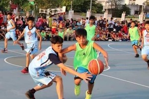 各小球員在場上比賽。