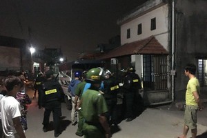 警方聞訊趕抵事發現場控制肇事者。（圖源：志石）