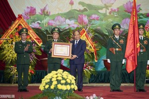 政府總理阮春福向邊防部隊頒授一等軍功勳章。（圖源：Chinhphu.vn）