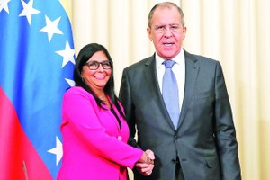 俄羅斯外長拉夫羅夫（右）會見到訪的委內瑞拉副總統羅德里格斯。（圖源：路透社）