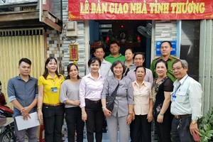 第十一郡婦聯會向當地貧困華人婦女贈送溫情屋。