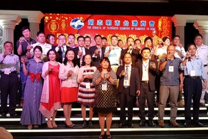 本市台商會全體理監事上台敬酒。