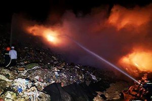 消防隊聞訊後趕抵現場奮勇滅火。（圖源：明康）