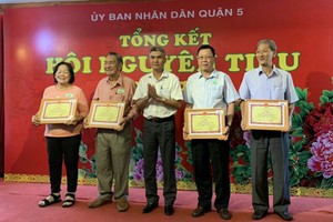 組委會向各社團、會館頒發獎章。