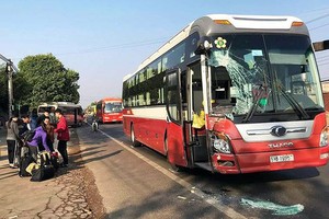 事故現場，“成柚”客車車頭嚴重損壞。（圖源：金英）