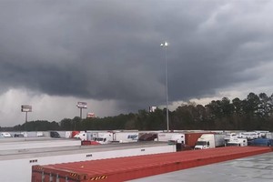 美國阿拉巴馬州李縣當地時間3日遭龍捲風侵襲。警方確認，至少22人在龍捲風導致的災害和事故中喪生。（圖源：互聯網）