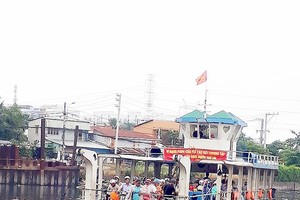 不少乘客乘搭富定渡輪時，身上沒有穿著救生衣。