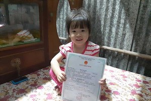 小欣向筆者炫耀自己的出生證。