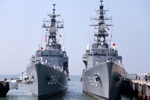 日本海上自衛隊所屬JS Setoyuki(TV-3518)和JS Shimayuki(TV-3513)兩艘軍艦昨(6)日上午抵達峴港市。（圖源：阮冬）