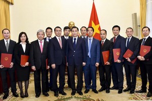 外交部副部長黎懷忠（前左五）同獲人事委任《決定》的幹部合照。（圖源：俊英）