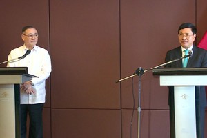 范平明副總理（右）與菲外長特奧多羅‧洛欽出席新聞發佈會。（圖源：外交部）